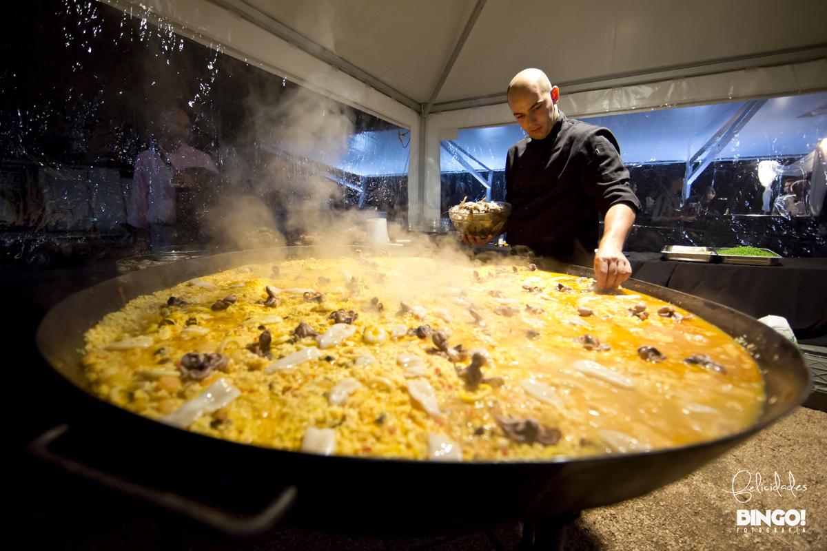 Chef de Grupo Gourmet preparando una paella gigante en un evento